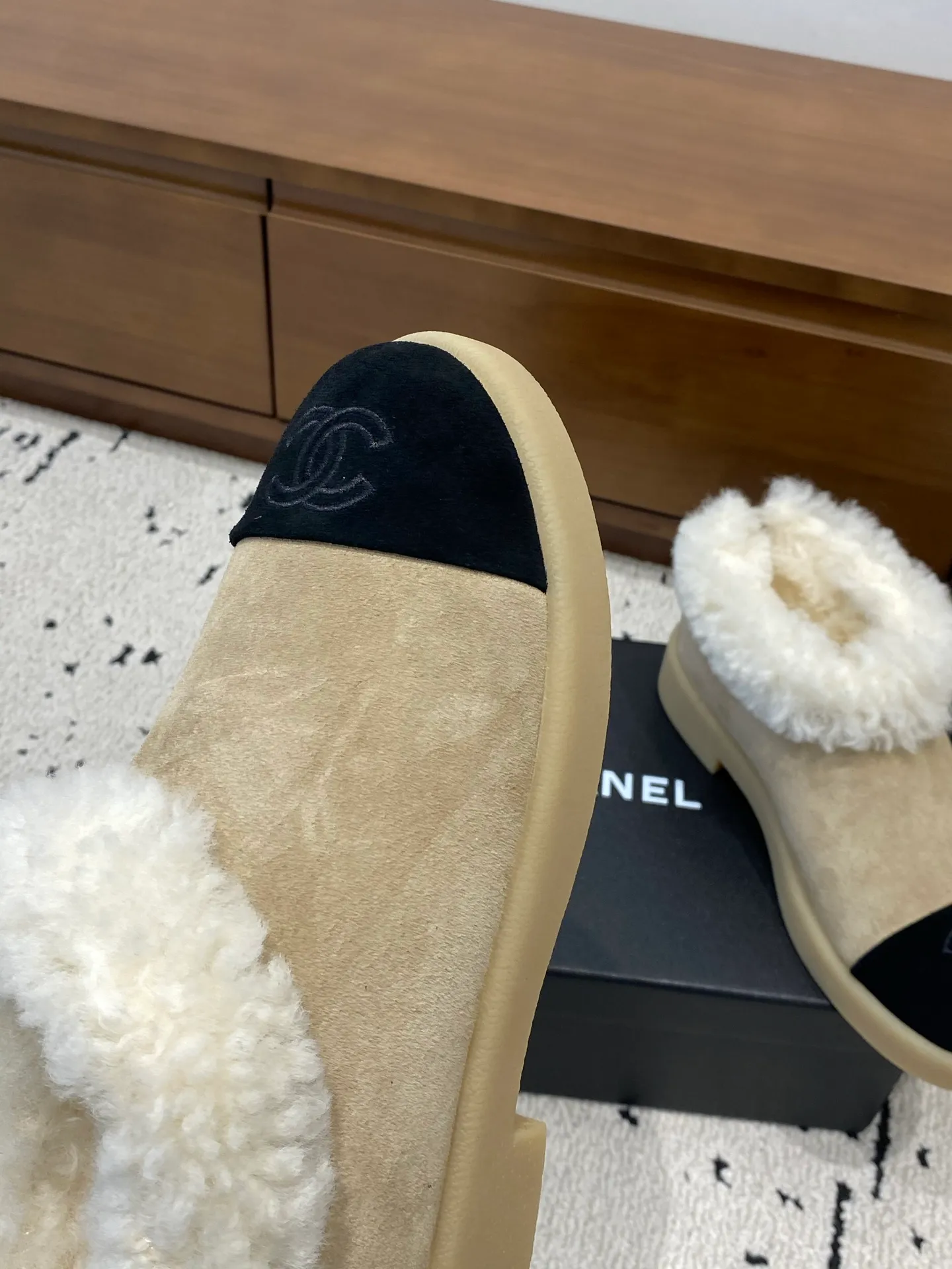 👟👟Ex-factory price 640👟👟 🍀Chanel 2025 autumn and winter style wool shoes Chanel new autumn and winter genuine wool slippers and boots Xiaoxiang 2025 autumn and winter one of the most beautiful snow boots Classic, beautiful and warm snow boots ❤️super warm! It's enough to have it this winter, it's really beautiful and fairy~ Materials and craftsmanship: The upper is made of custom sheepskin/wool/sheepskin, and the inner pads are all made of wool. It feels very soft and comfortable! The sole is the original TPU outsole Size: 35-39 (40.41 customized, non-refundable)